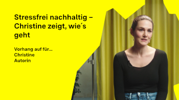 Christine Eigenbrod schaut in die Kamera, im Hintergrund ist ein Vorhang zu sehen.