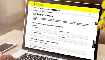 Eine Person meldet über ein Internetformular eine Aktion auf der Webseite KLIMA.LÄND an