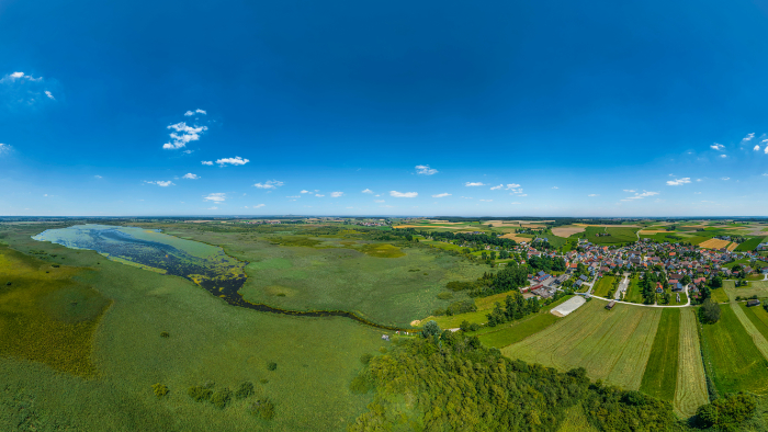 Der Federsee bei Bad Buchau in Oberschwaben im Luftbild
