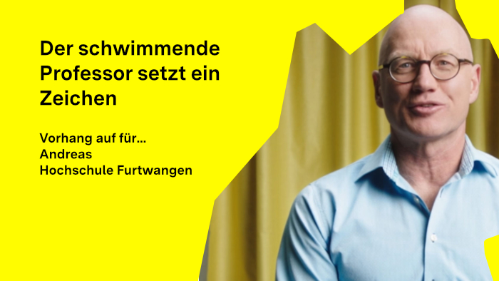 Andreas Fath schaut in die Kamera, im Hintergrund ist ein Vorhang zu sehen.