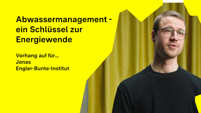 Jonas Ullmann schaut in die Kamera, im Hintergrund ist ein Vorhang zu sehen.