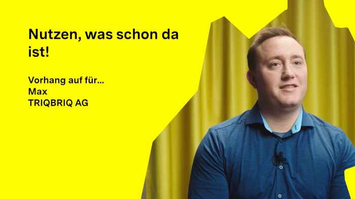 Max Wörner schaut in die Kamera, im Hintergrund ist ein Vorhang zu sehen.