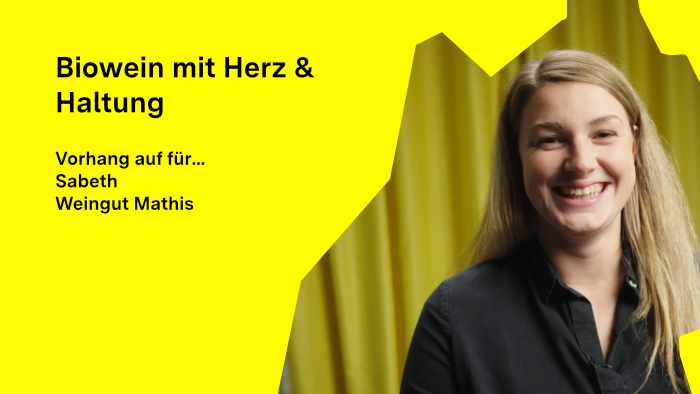 Porträt von Sabeth Sedlatschek, die in die Kamera schaut und lächelt.