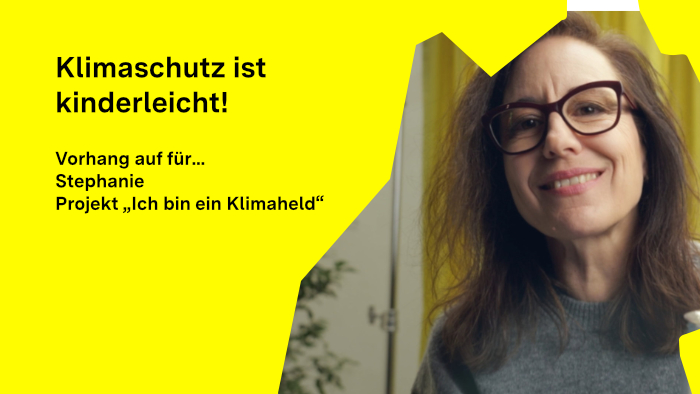 Stephanie Esch schaut in die Kamera, im Hintergrund ist ein Vorhang, im Vordergrund ein Gals mit blauer Flüssigkeit zu sehen.