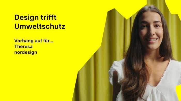 Theresa Schulz schaut in die Kamera, im Hintergrund ist ein Vorhang zu sehen.