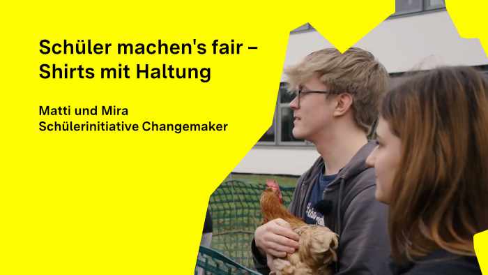 Matti Deichsel und Mira Karaali vom Friedrich-von-Alberti-Gymnasium blicken seitlich in die Kamera. Matti hält ein Huhn.