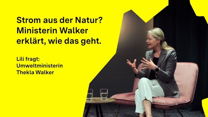 Ministerin Thekla Walker blickt zur Seite und beantwortet eine Frage im Gespräch.