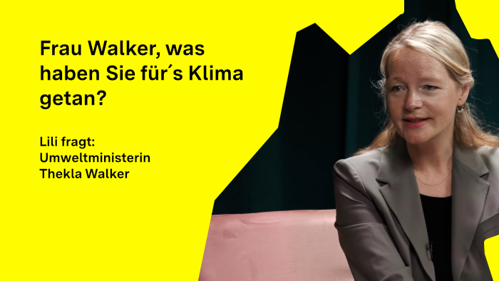 Ministerin Thekla Walker blickt zur Seite und beantwortet eine Frage im Gespräch.