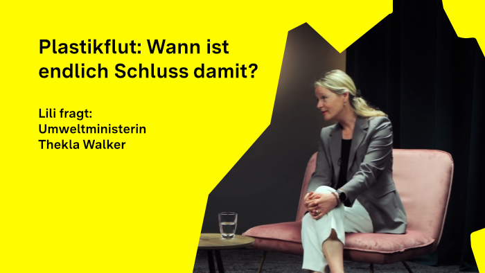 Ministerin Thekla Walker blickt zur Seite und beantwortet eine Frage im Gespräch.