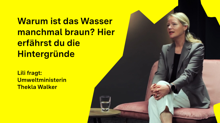 Ministerin Thekla Walker blickt zur Seite und beantwortet eine Frage im Gespräch.