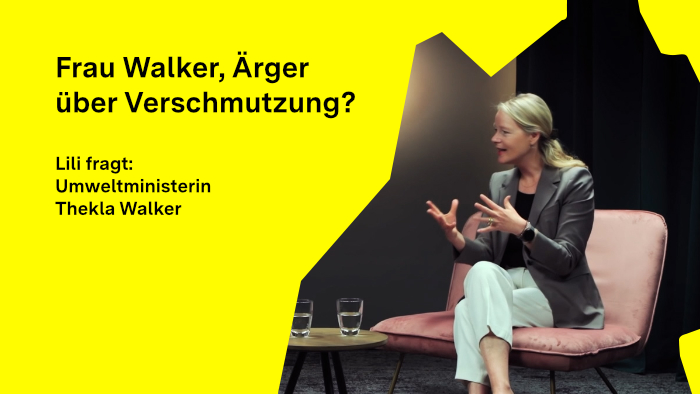Ministerin Thekla Walker blickt zur Seite und beantwortet eine Frage im Gespräch.