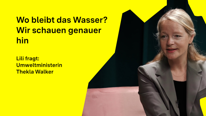 Ministerin Thekla Walker blickt zur Seite und beantwortet eine Frage im Gespräch.