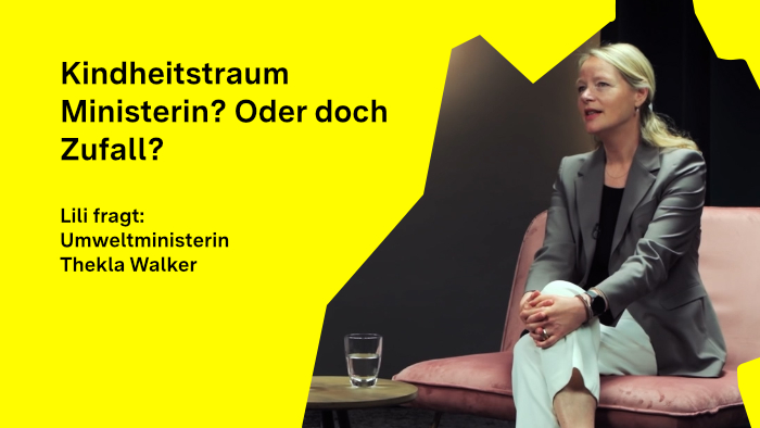 Ministerin Thekla Walker blickt zur Seite und beantwortet eine Frage im Gespräch.