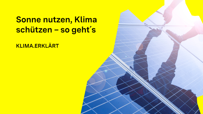 Techniker montiert Photovoltaikanlage