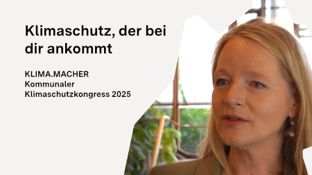 Umweltministerin Thekla Walker spricht beim Kommunalen Klimaschutzkongress Baden-Württemberg 2025 und blickt seitlich in die Kamera.