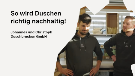 Im Lager der Duschbrocken GmbH sprechen Johannes Lutz und Christoph Jung mit den Jugendreportern.