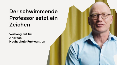 Andreas Fath schaut in die Kamera, im Hintergrund ist ein Vorhang zu sehen.