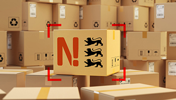 Viele Versandpakete sind übereinandergestapelt. In der Mitte steht ein Paket mit dem Logo der Nachhaltigkeitsstrategie Baden-Württemberg.