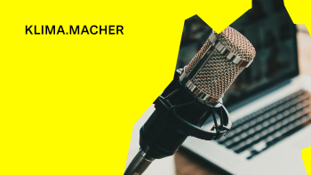 Heimstudio für Podcasts mit Mikrofon, Laptop und einer on-air-Lampe.