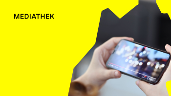 Eine Frau schaut ein Video auf einem Smartphone.