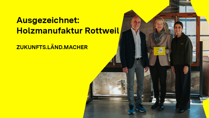 Die Holzmanufaktur Rottweil GmbH ist „ZUKUNFTS.LÄND.MACHER“! Umweltministerin Thekla Walker (Mitte) überreichte dem Geschäftsführer Günther Seitz (links) und der Geschäftsführerin Adelina Dodolli die Auszeichnung.
