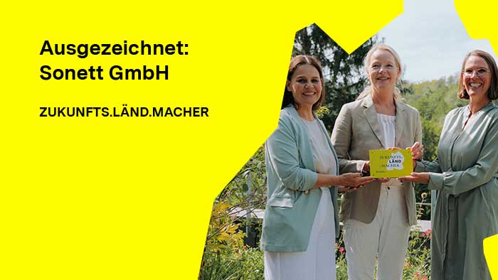 Ministerin Thekla Walker überreichte den Sonett-Geschäftsführerinnen Kerstin Schramm (links) und Rebecca Kramer (rechts) die Auszeichnung „ZUKUNFTS.LÄND.MACHER“.