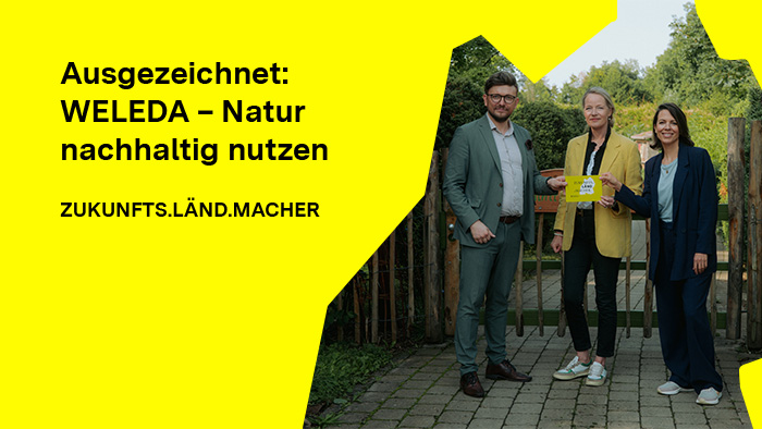 Ministerin Thekla Walker (Mitte) überreichte Nadine-Hélène Santiago, Chief Sustainability Officer der Weleda Gruppe (links), und Daniel Klaus, Standortleiter der WELEDA AG, die Auszeichnung „ZUKUNFTS.LÄND.MACHER“.