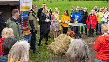 Umweltministerin Thekla Walker, Landrat vom Landkreis Böblingen Roland Bernhard und viele Besucher nehmen an der Eröffnung eines Streuobstwiesen-Lehrpfades im Rahmen der Klimaländetage teil.