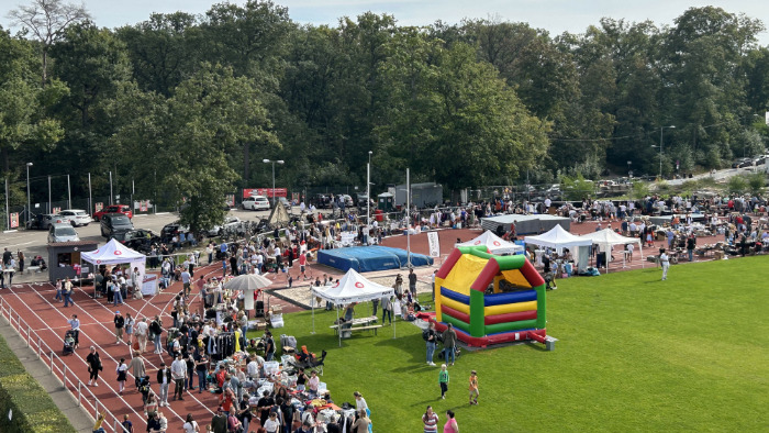 Rundflohmarkt auf dem Sportplatz des MTV Stuttgart mit vielen Besucherinnen und Besuchern.
