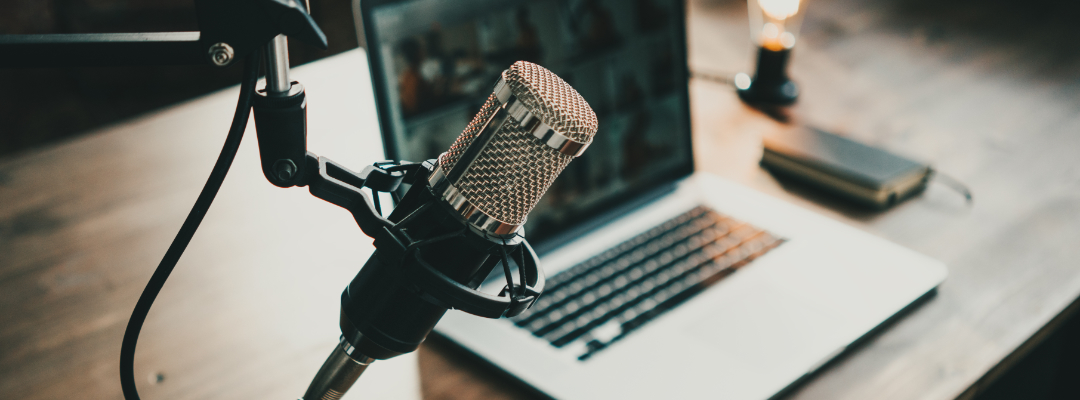 Heimstudio für Podcasts mit Mikro, Laptop und on-air-Lampe.