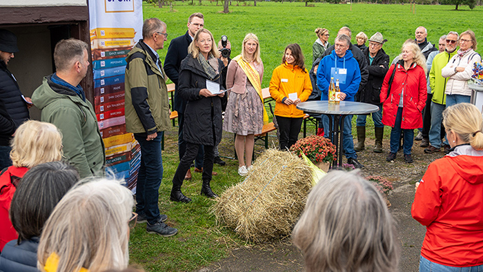 Umweltministerin Thekla Walker, Landrat vom Landkreis Böblingen Roland Bernhard und viele Besucher nehmen an der Eröffnung eines Streuobstwiesen-Lehrpfades im Rahmen der Klimaländetage teil.