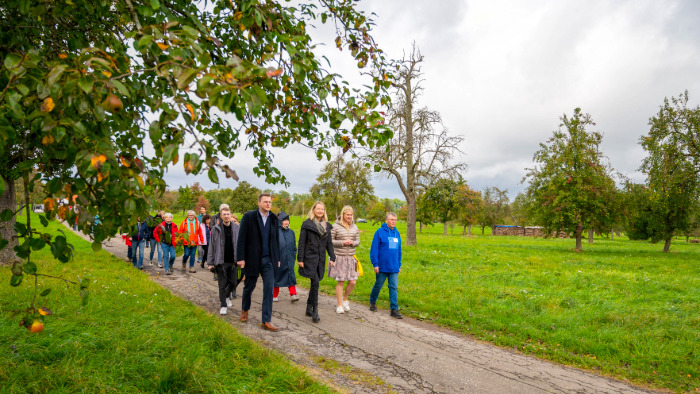 Umweltministerin Thekla Walker MdL läuft mit weiteren Besucherinnen und Besuchern auf dem Streuobstwiesen-Lehrpfad Waldenbuch.
