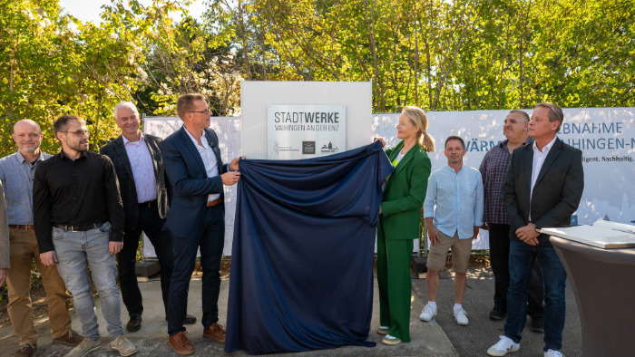 Umweltministerin Thekla Walker und mehrere Teilnehmende enthüllen eine Stele bei der Inbetriebnahme des Wärmenetzes Vaihingen-Nord im Rahmen der KLIMA.LÄND.TAGE 2025.