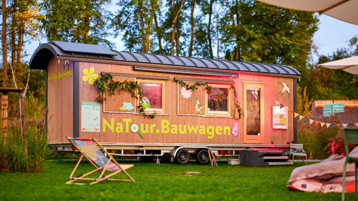 NaTour Bauwagen im Abendlicht.