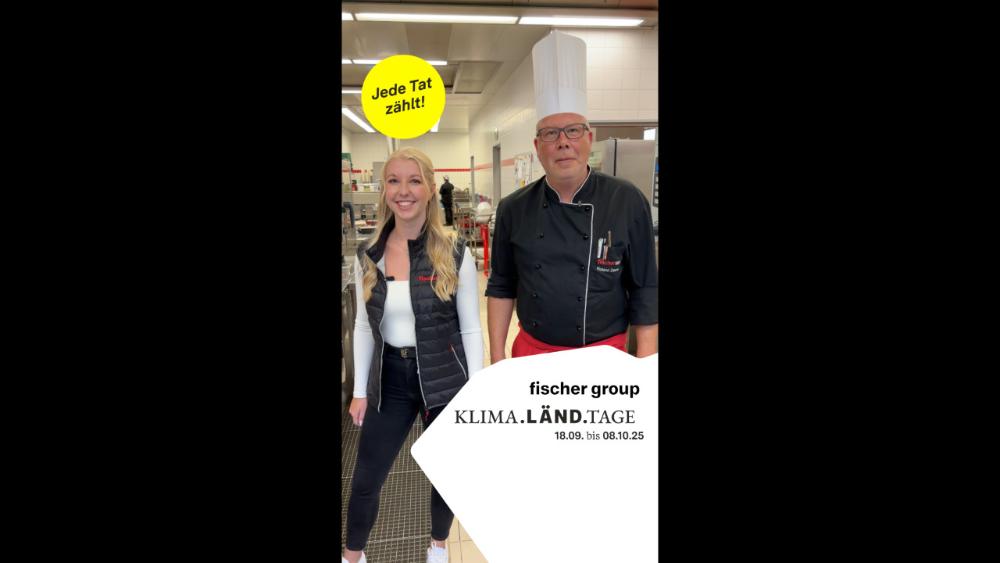 Koch mit Kochmütze und eine Frau stehen im Betriebsrestaurant bei fischer.