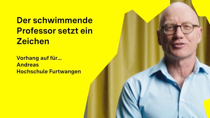 Andreas Fath schaut in die Kamera, im Hintergrund ist ein Vorhang zu sehen.