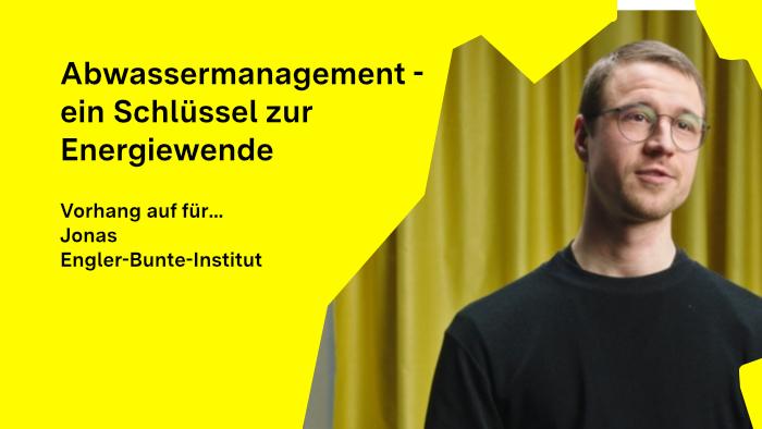 Jonas Ullmann schaut in die Kamera, im Hintergrund ist ein Vorhang zu sehen.